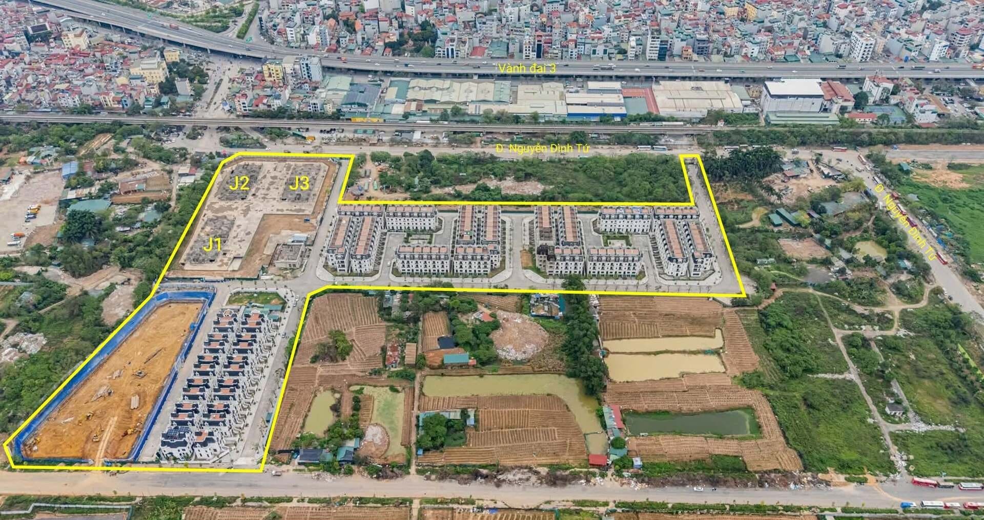 Hình ảnh chụp từ trên cao của tiến độ dự án Jade Square, cho thấy các dãy nhà đã xây dựng với mái ngói đen, khu vực thi công đang phát triển, và vùng đất nông nghiệp xung quanh, nằm gần đường cao tốc và khu dân cư đông đúc